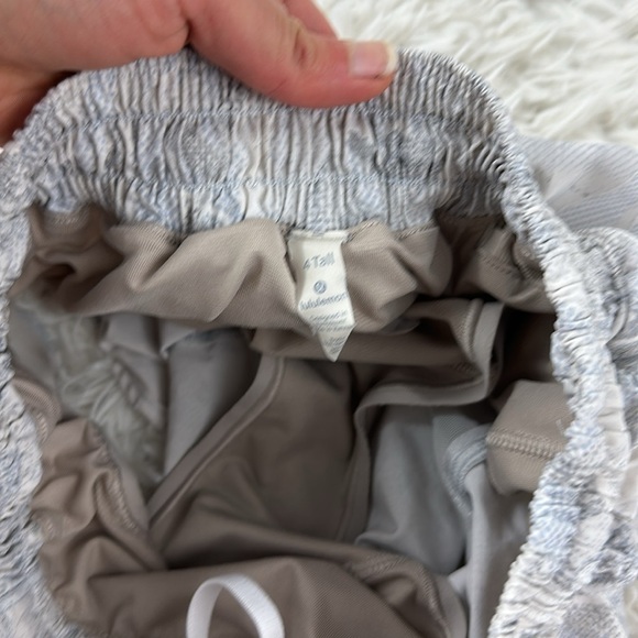 Lululemon Hotty Hot Short II *Long 4" Jasmine White Multi / White - Picture 3 of 5